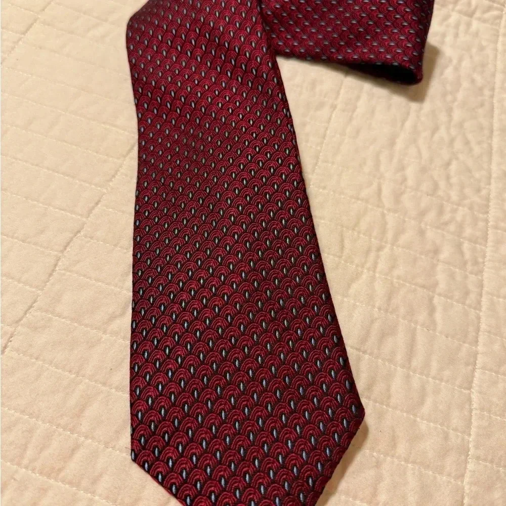Jos. A. Banks Tie. 100% Silk.  Red and Navy Blue